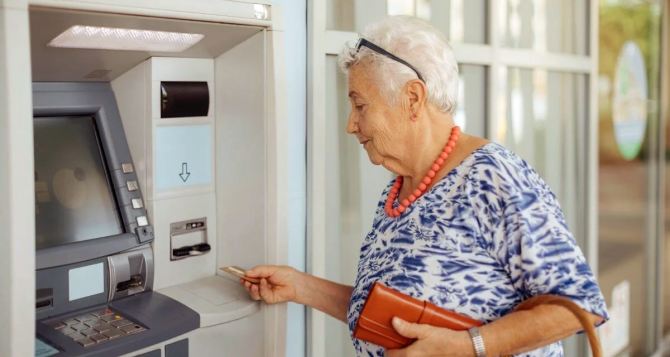 Пенсионеры аплодируют стоя, некоторым гражданам преклонного возраста выплатят 3100 гривен: как получить деньги