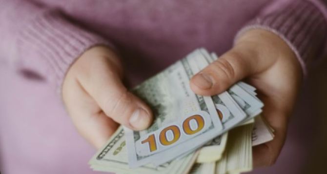 Украинские женщины могут претендовать на получение до 15 000 долларов от правительства: срок подачи заявок — до 31 июля