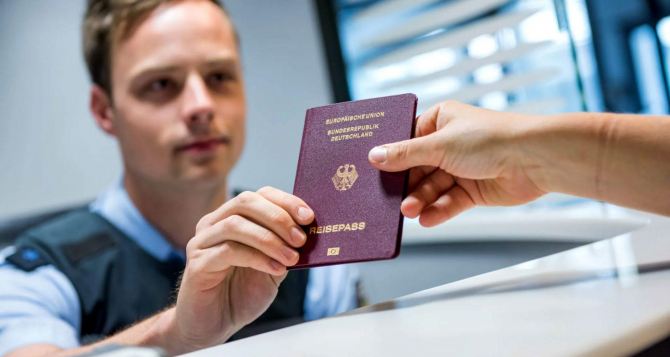 Как украинским беженцам получить гражданство Германии за 3 года