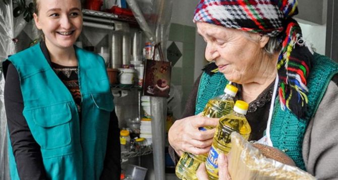 Гражданам Украины преклонного возраста выдают бесплатные продуктовые наборы: как получить