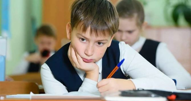 Родители замерли в ожидании — когда украинские школьники вернутся за парты: в августе или сентябре