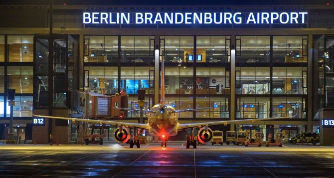 Аэропорт в Берлине не принимает и не отправляет самолеты. Что известно пассажирам?