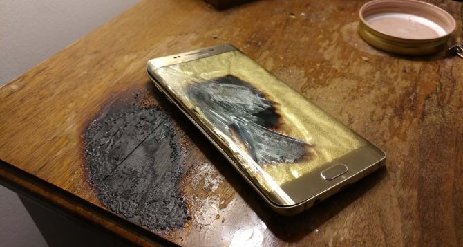 Не пользуйтесь этими зарядками, иначе ваш телефон просто сгорит. Вернее — вам его специально сожгут