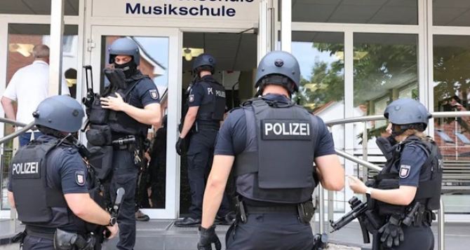 В Германии, ученики перерезали горло учителю. Полиция ведет поиски  нападавших