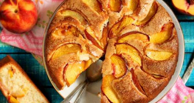 Более летнего лакомства и не придумать: персиковый пирог и на завтрак, и на полдник — лучше всего в самую жару