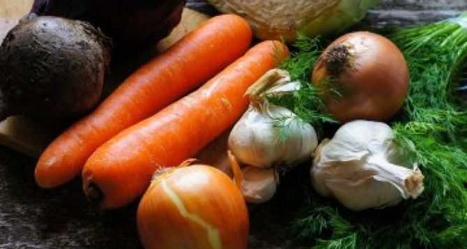 В украинских супермаркетах резко изменились цены на овощи борщевого набора.