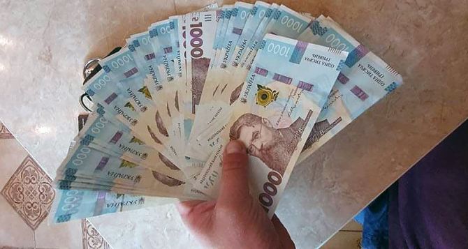 Гражданам Украины со статусом ВПЛ положена новая денежная помощь: где получить выплаты