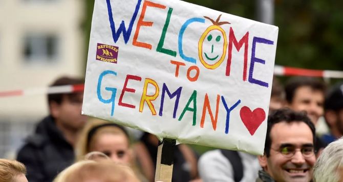 Германия начнет высылать беженцев, но не прямиком в страну происхождения