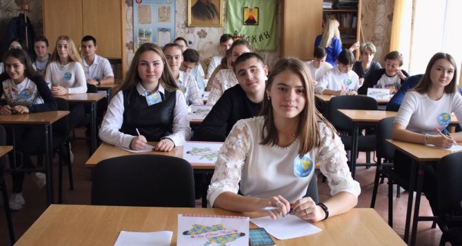 Для старших классов средних школ в Украине вводят новые стандарты обучения