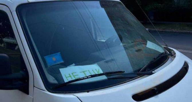 В Одессе владельцы микроавтобусов начали клеить на стекла записку «Не ТЦК»