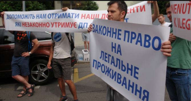 Украинские мужчины вышли на митинг протеста в Праге. Причина в не выдаче готовых загранпаспортов