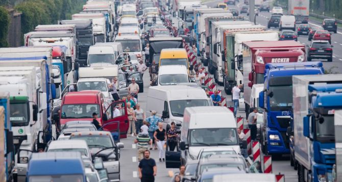 Украинцы, которые собираются ехать на машине по  Европе, должны учесть что сейчас дороги забиты транспортом