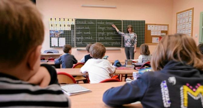 В Польше, школы переполнены, не всем украинским детям может хватить мест в классах в новом учебном году. Кому не хватит — тех ещё и накажут