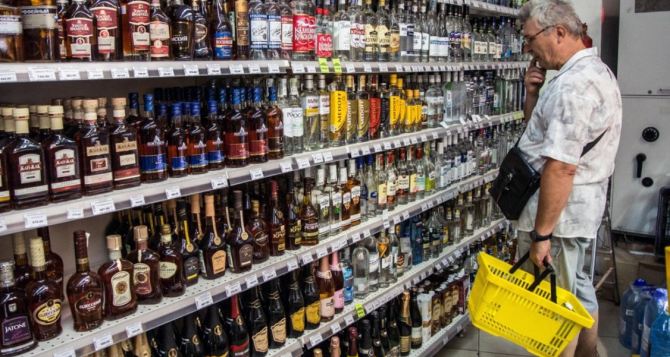 Вредные привычки сильно ударят по карману: в Украине повысят стоимость сигарет и алкоголя