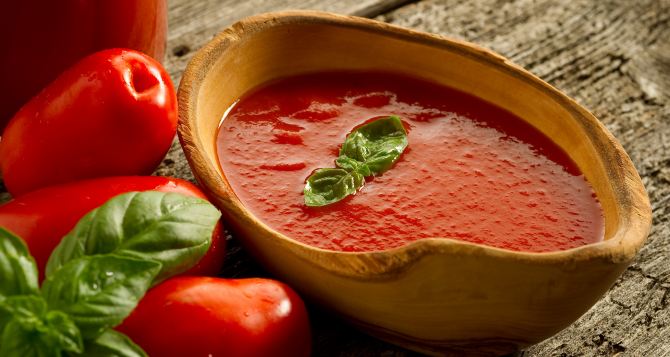 Этот томатный соус на зиму заменит магазинный кетчуп. Новый рецепт без крахмала и загустителей