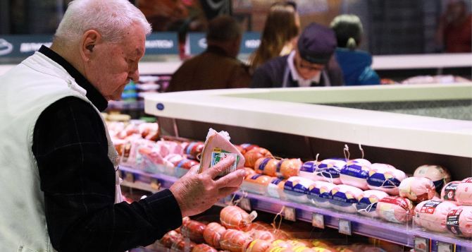 Гражданам преклонного возраста надо с осторожностью употреблять колбасу: врачи предупредили — есть риск деменции