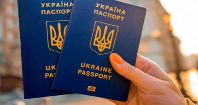 Украинцы за границей могут получить загранпаспорта через Укрпочту