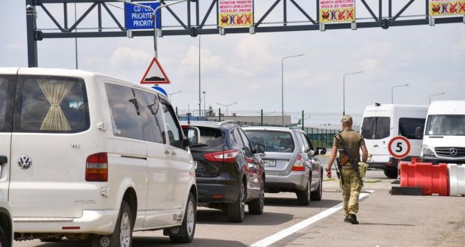 Покидая Украину: сегодня очереди по 8 часов. Ситуация на границе в режиме реального времени