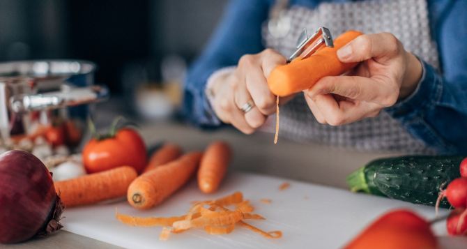 Кладу поверх моркови листья — и проблем не знаю: с такой хитростью даже погреб не нужен — корнеплоды будут храниться целую вечность