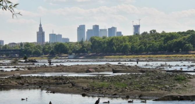 Поляки фиксируют рекордно низкий уровень воды в Висле