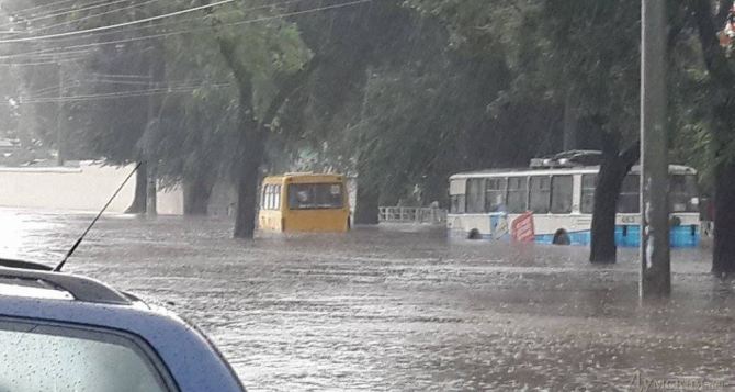 Одесса уходит под воду Люди на крышах авто и затопленные улицы