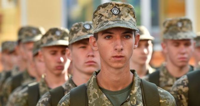 Военком помогает обвиняемым в изнасиловании несовершеннолетней избежать правосудия Им только исполнилось  лет а их уже мобилизовали