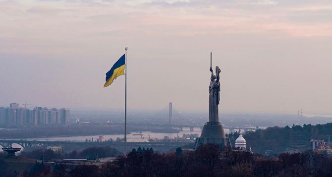 В Киеве спустят самый большой флаг Украины В книгу рекордов он так и не попал