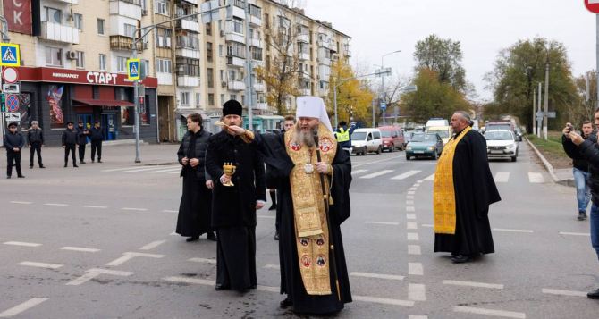 В Луганске на самом аварийно опасном перекрестке провели молебен