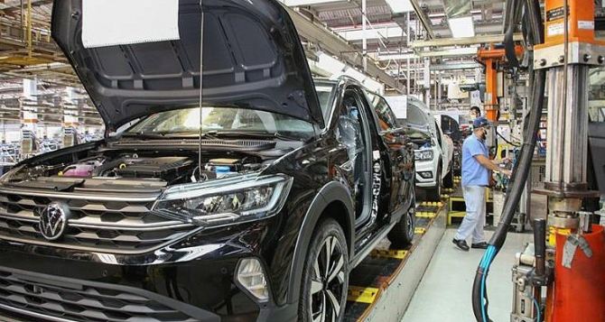 Работники немецкого автомобильного концерна Volkswagen отказались от повышения зарплаты Руководство автогиганта пошло на компромисс