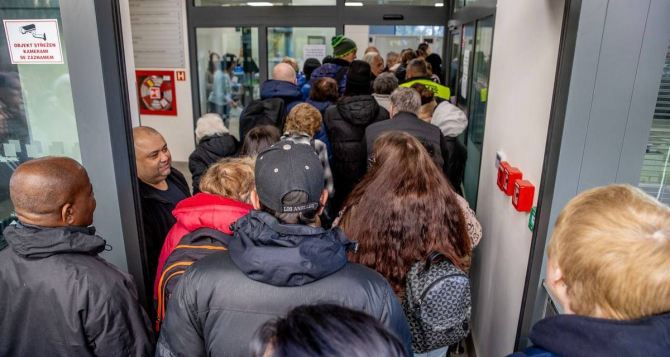 Изза нападений на сотрудников в Чехии закрываются  отделения Минтруда