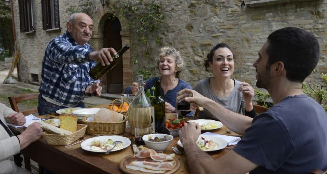 В Италии Оливье похож на холодец для нас необычно но получается сытно и вкусно