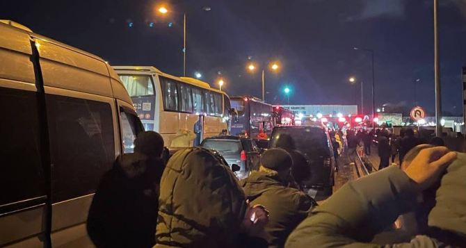 На границе с Польшей очереди на выезд к вечеру увеличились ещё больше