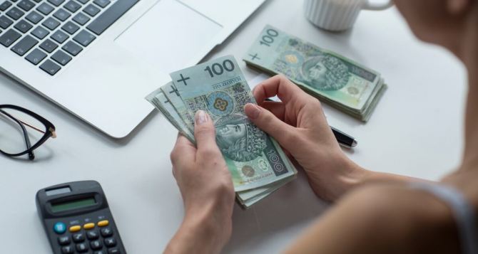 С 2025 года в Польше могут блокировать счета украинцев
