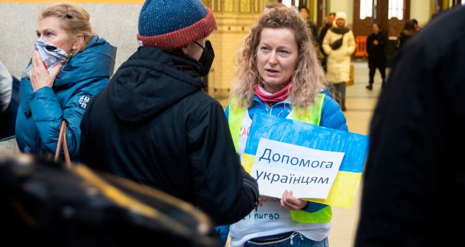 Пока есть пособие работа не нужна сколько украинцев в Германии трудоустроились