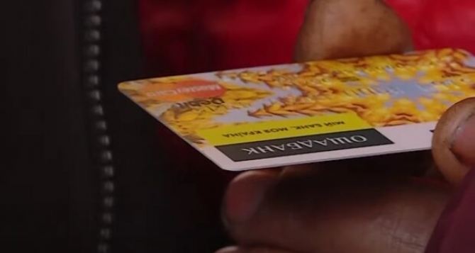 У Пенсійному фонді обіцяли розпочати виплати  лютого Але ті хто одержують пенсію на картку можуть її навіть не перевірять грошей там немає