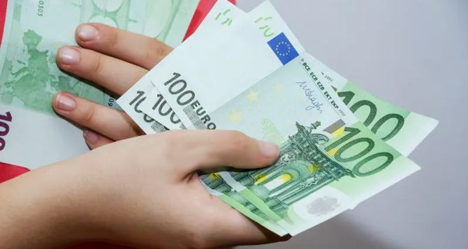 Украинцам выдают по  евро на что можно потратить деньги кому поступит выплата на карту