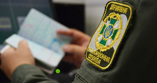 Чоловікам дозволили виїзд за кордон але лише на днів Хто і з якими документами може залишити Україну