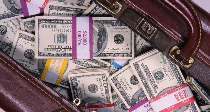 Стосується всіх хто везе долари через кордон надійшло попередження можуть позбавити  заощаджень