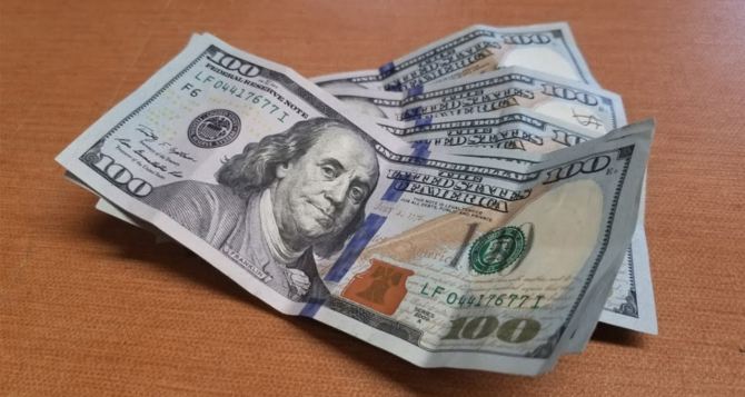 Євро продовжив дешевшати долар подорожчав курси валют на  квітня  року