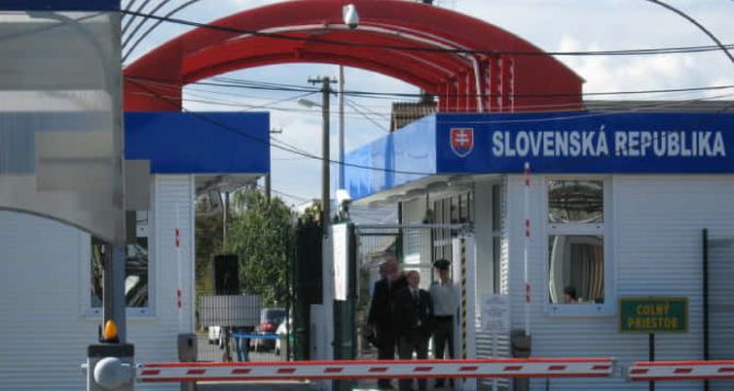 Украинский пограничник перешел границу после дежурства получил убежище в Словакии