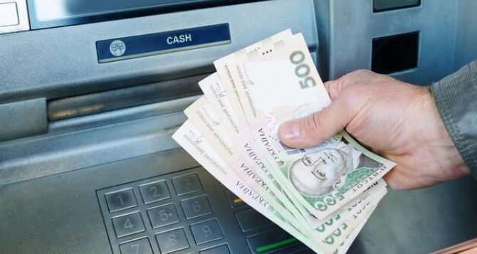 Со вторника украинцы получат на карты по  как оформить если еще не сделали