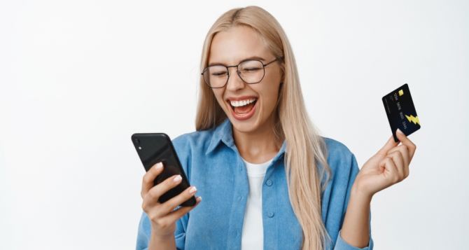 Украинцам посоветовали проверить банковские карты на них должны наконецтаки прийти деньги за май