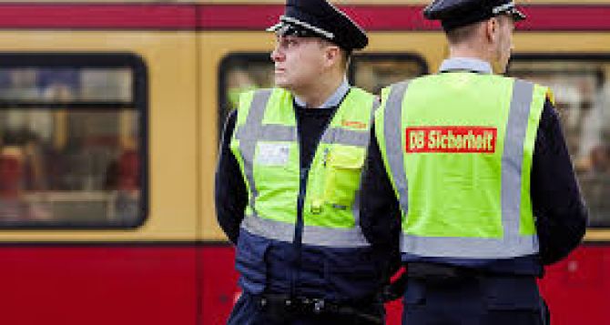 Каждому в столице Германии нужно сегодня проверить свои сумки чтобы завтра не было проблем С июля полиция Берлина сможет обыскать каждого даже без причины