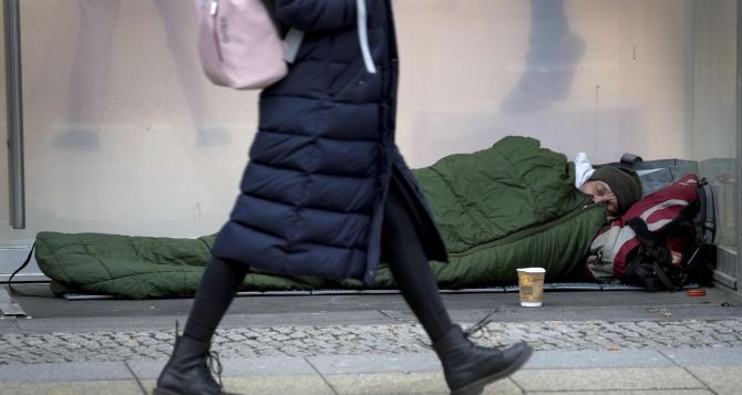 Жителям Германии беженцы приятнее чем бездомные люди