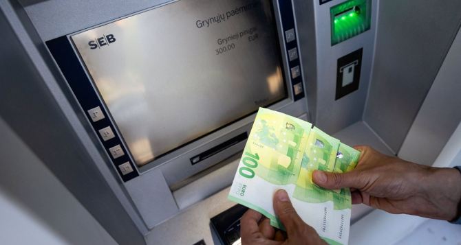 Жители регионовЕС возмущены ситуацией с банкоматами люди теряют время и деньги