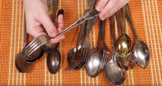 Одна таблетка и  минут ножи ложки и вилки сияют чистотой даже узоры отмылись и тереть не надо