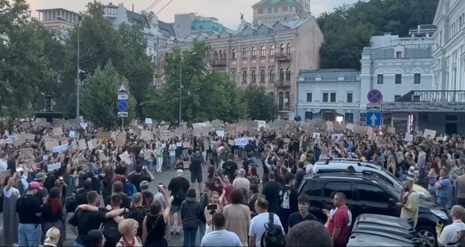 Протесты в Украине Скандальный закон подписан и вступает в силу уже сегодня Отмена независимости
