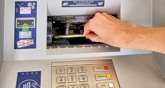 Введён особый контроль за банкоматами и наличными деньгами Если положите на карту сумму более  евро или снимите больше  евро вы под колпаком налоговой