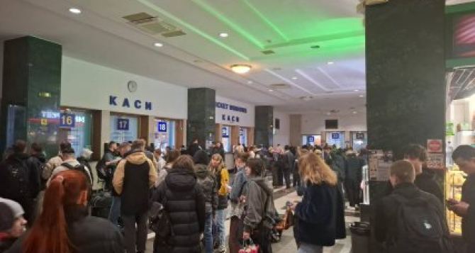 В Укразализнице объяснили почему сейчас невозможно купить билеты на поезда и дали  ценных совета