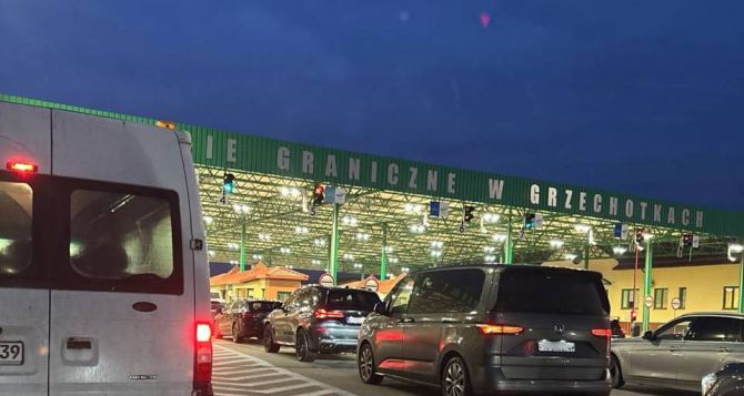 часа в очереди на жаре Граница с Польшей стоит Европейцы стоят в километровых очередях ради каникул в России